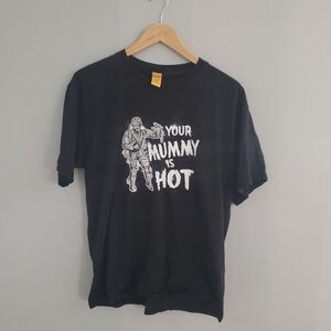 Your Mummy Is Hot Funny Graphic T-Shirt Black‎ Cotton Short Sleeve Size M